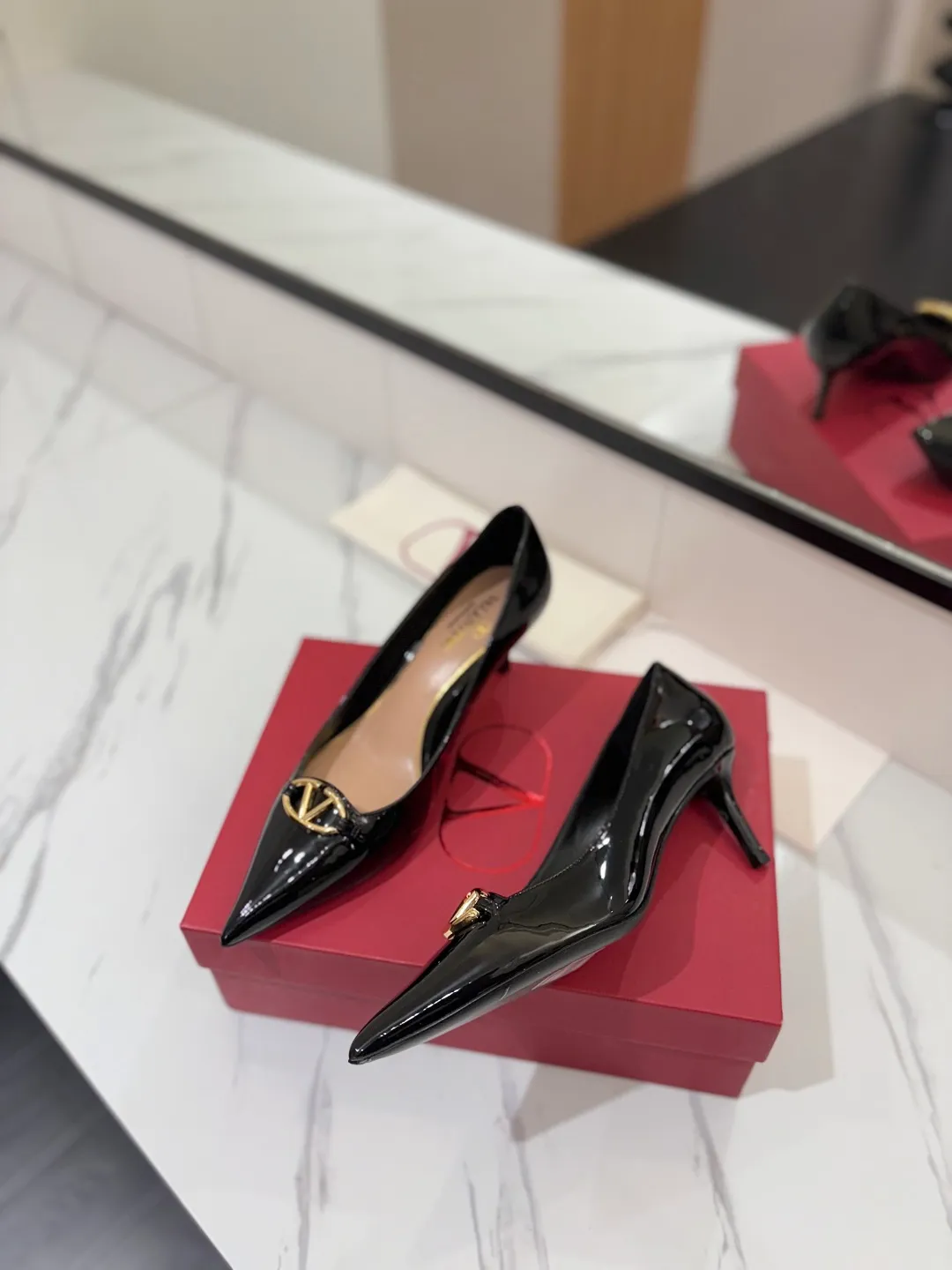 💕💕Factory direct selling price p520💕💕 VALENTINO’s hottest new high-heeled shoes, latest logo buckle, perfect combination with sexy pointed toe❤️‍🔥❤️‍🔥❤️‍🔥❤️‍🔥It is simply the pinnacle of summer fashion💖💖💖💖original replica Upper: patent leather, subleather Outsole: Italian leather outsole Heel height: 6.5cm Size: 35-39 (40 41 42 customized, non-refundable and non-exchangeable)